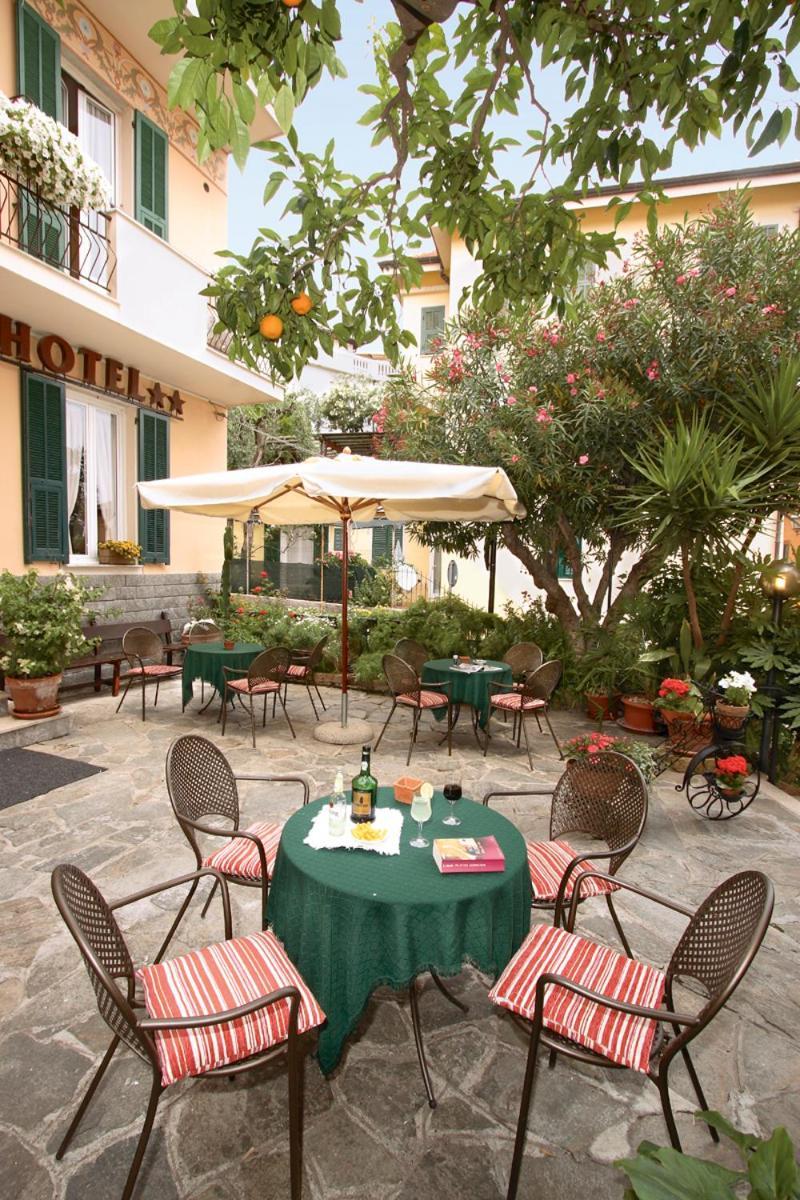 Hotel Villa Bianca Laigueglia Exteriör bild